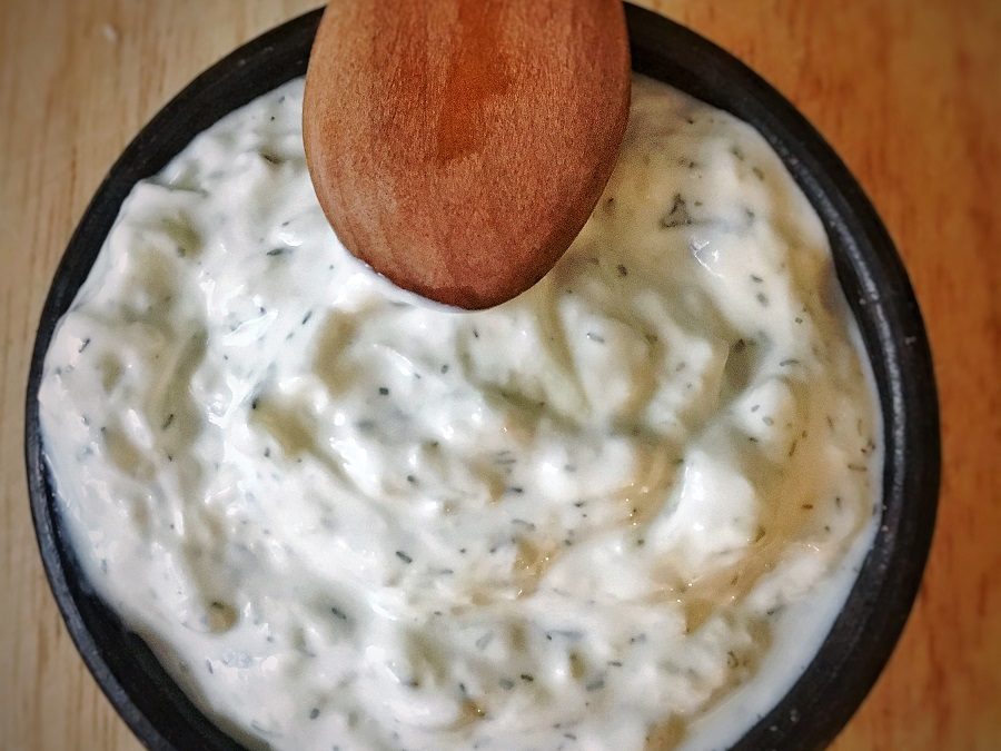 Tzatziki, crema griega de yogur y pepino